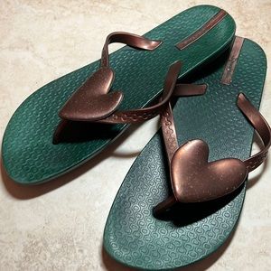 🔥IPanema Heart Sandals w/Bronze w/Dark Green Soles, Gently worn & comfortable